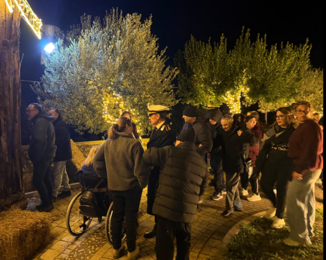 Il presepe illumina il parco pubblico