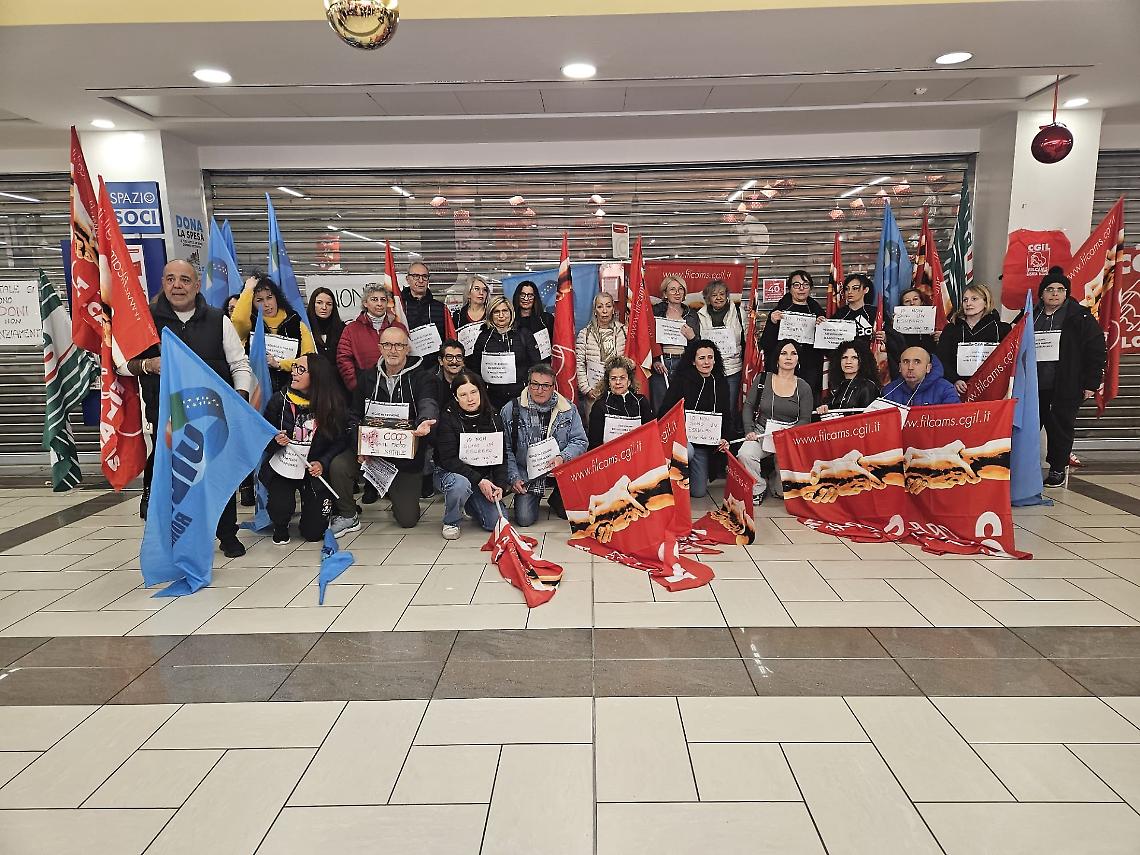 Incubo chiusura per i punti Coop. Il presidio dei dipendenti