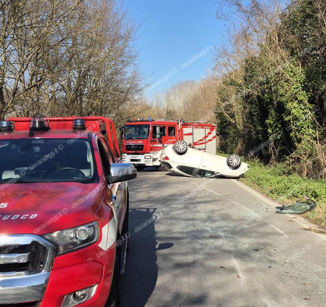 Auto si ribalta in strada: carabinieri e vigili del fuoco sul posto 