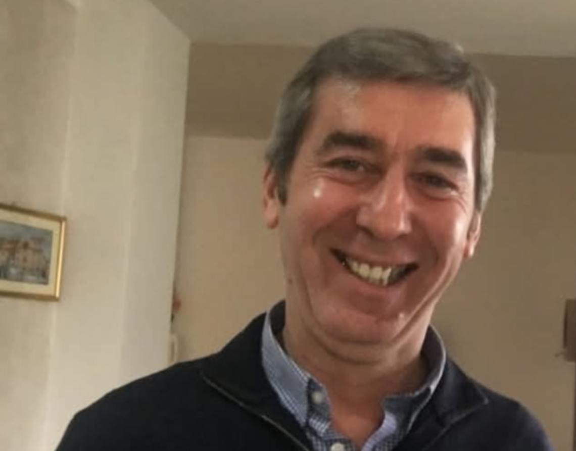 Ritrova un borsello con i soldi e lo restituisce al suo proprietario