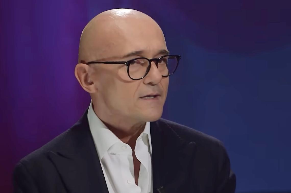 Alfonso Signorini si autosospende da Mediaset dopo le accuse di Corona