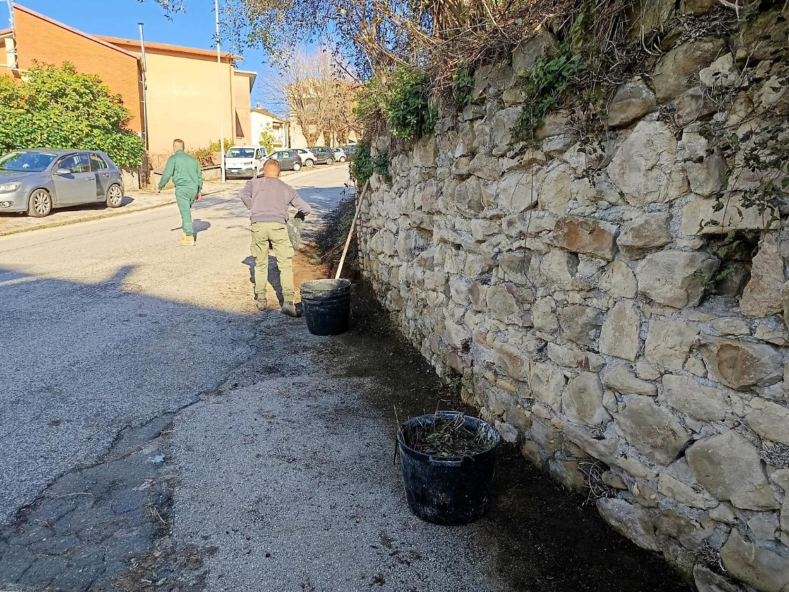 I cittadini ripuliscono via Case Nuove