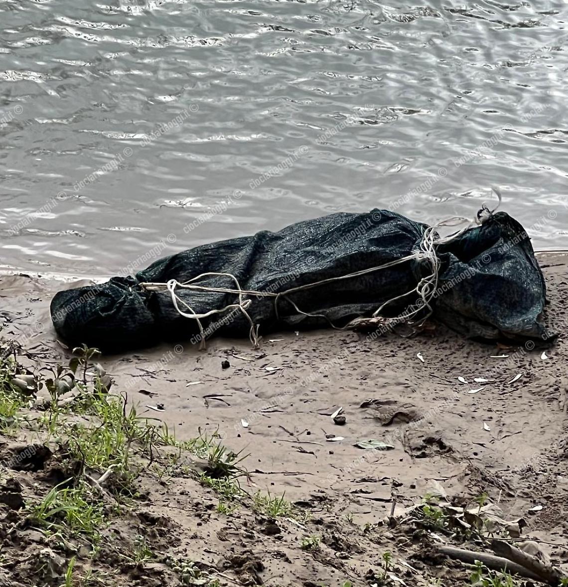 Sacco nero sulle sponde del Garigliano: l'allarme, poi la scoperta 