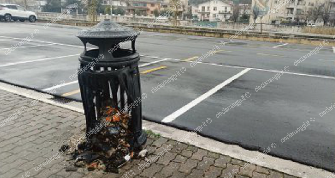 Petardi nei cestini per sfregio 