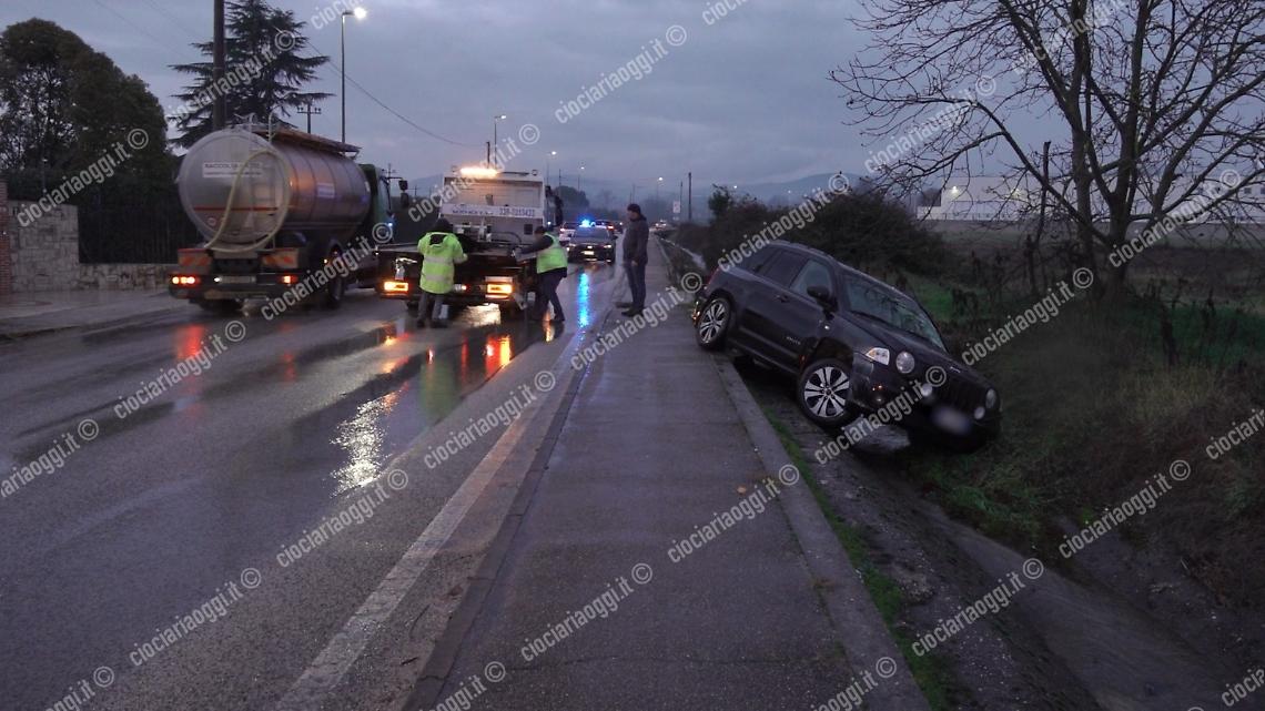 Esce fuori strada e finisce in un fossato: &egrave; in codice rosso