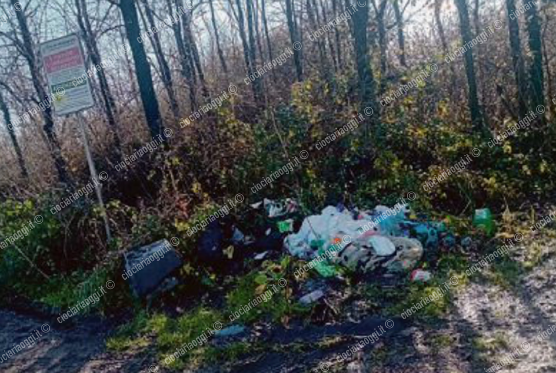 C'&egrave; il divieto di scarico, ma ci sono anche i rifiuti 