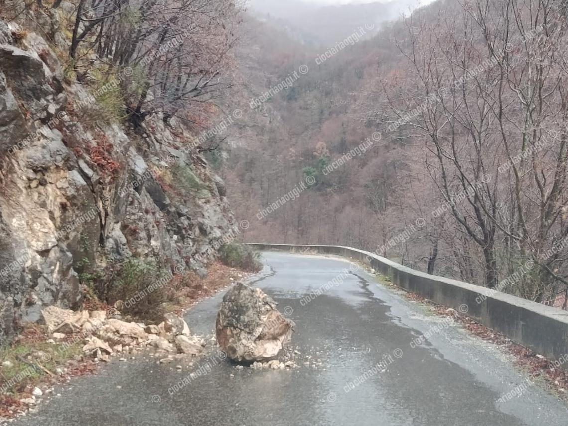 Un grosso masso si stacca e invade la carreggiata