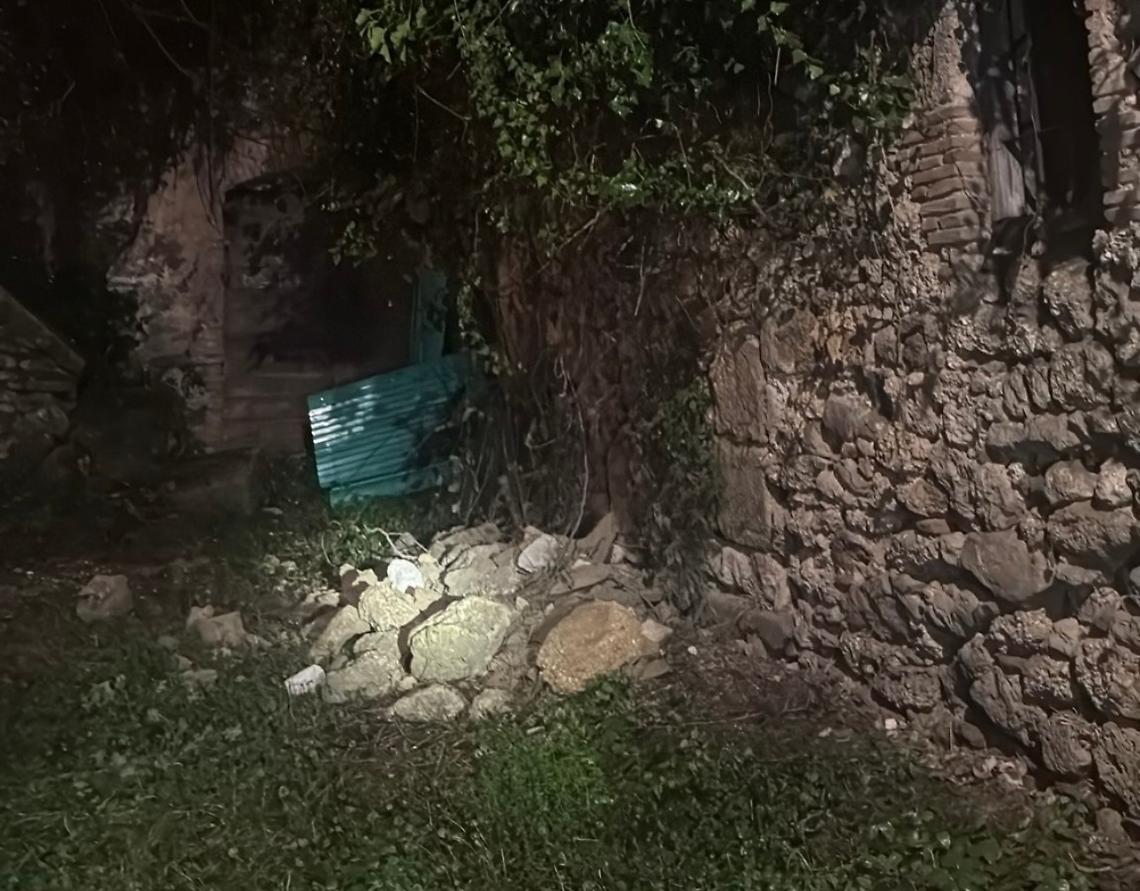 Crolla una parete in pietra nel centro storico