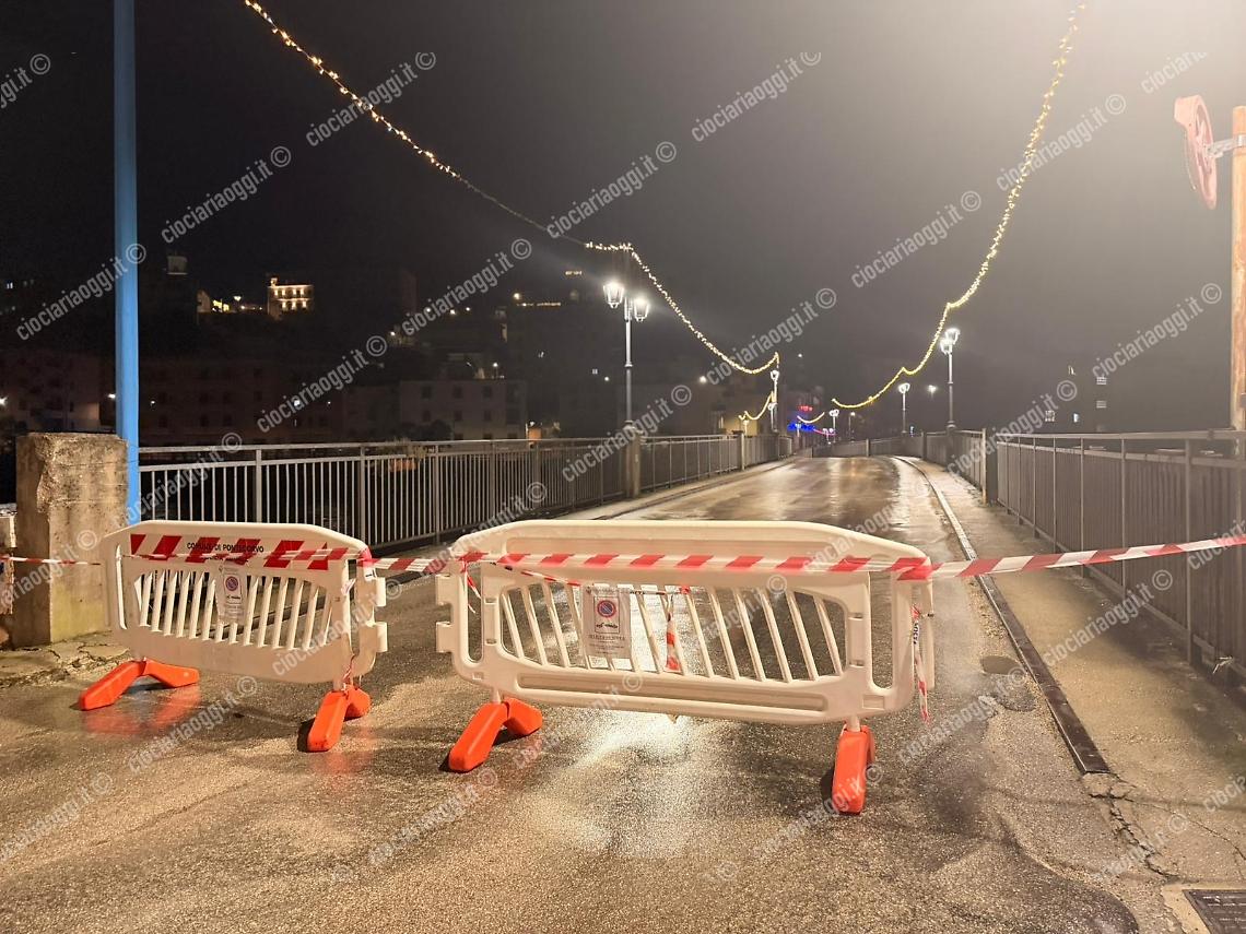 Fiume Liri oltre i livelli di guardia: chiuso il ponte