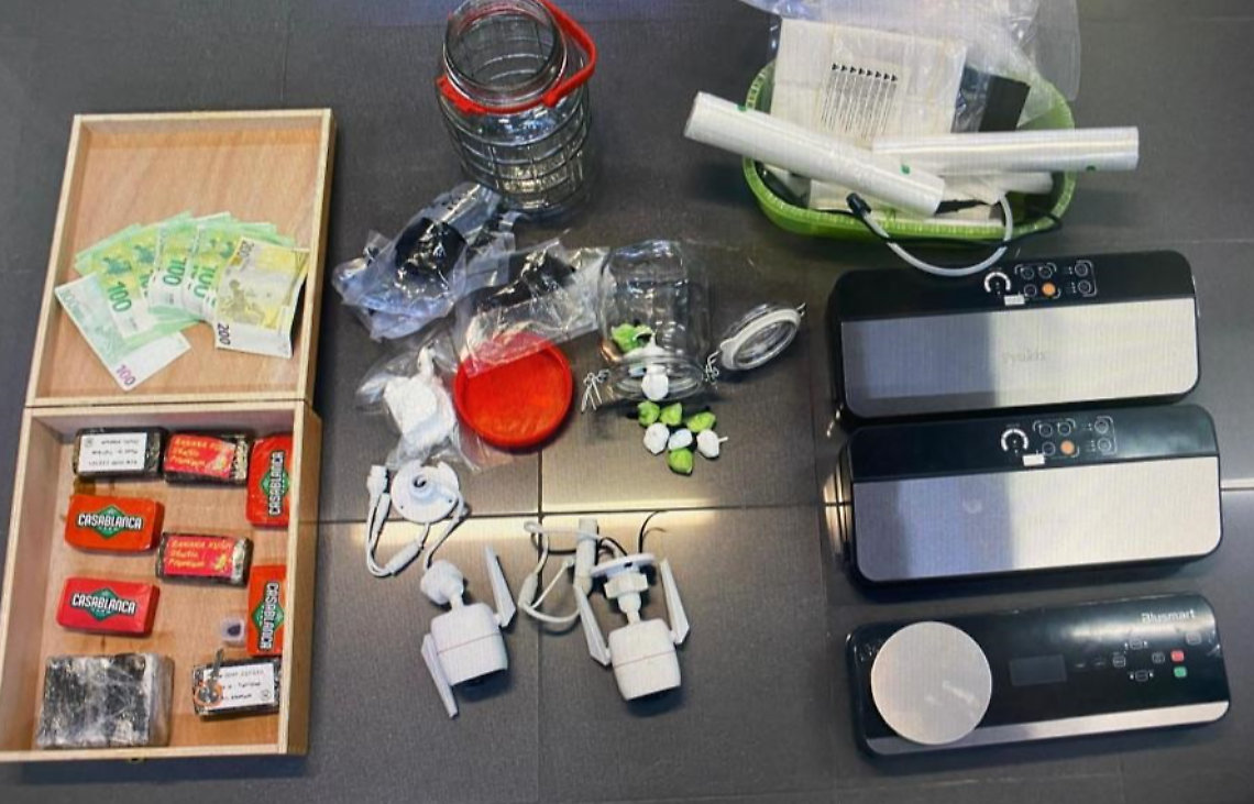 Oltre un chilo e mezzo di droga in casa: arrestato dalla polizia