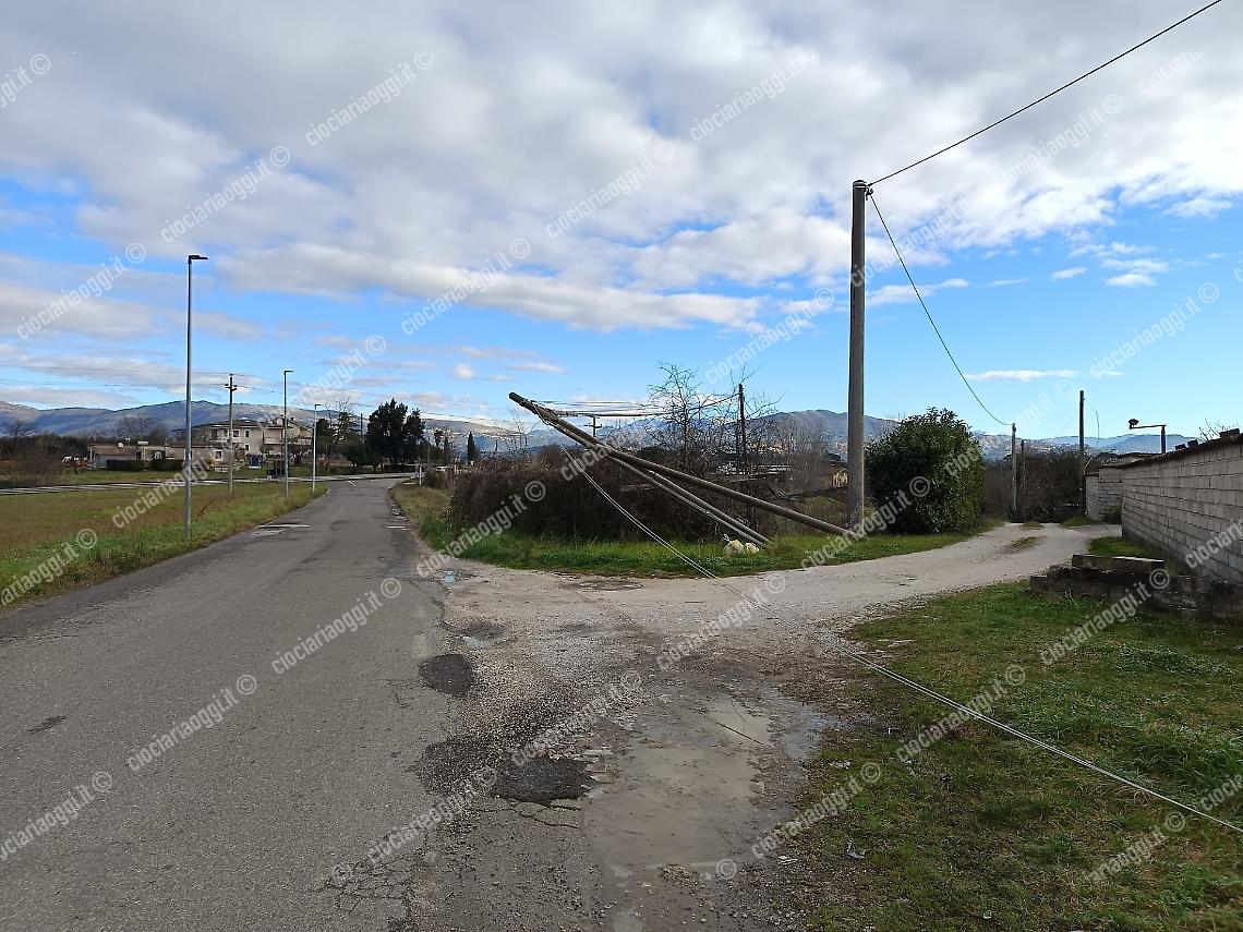 Il traliccio in bilico cede e sbarra la strada