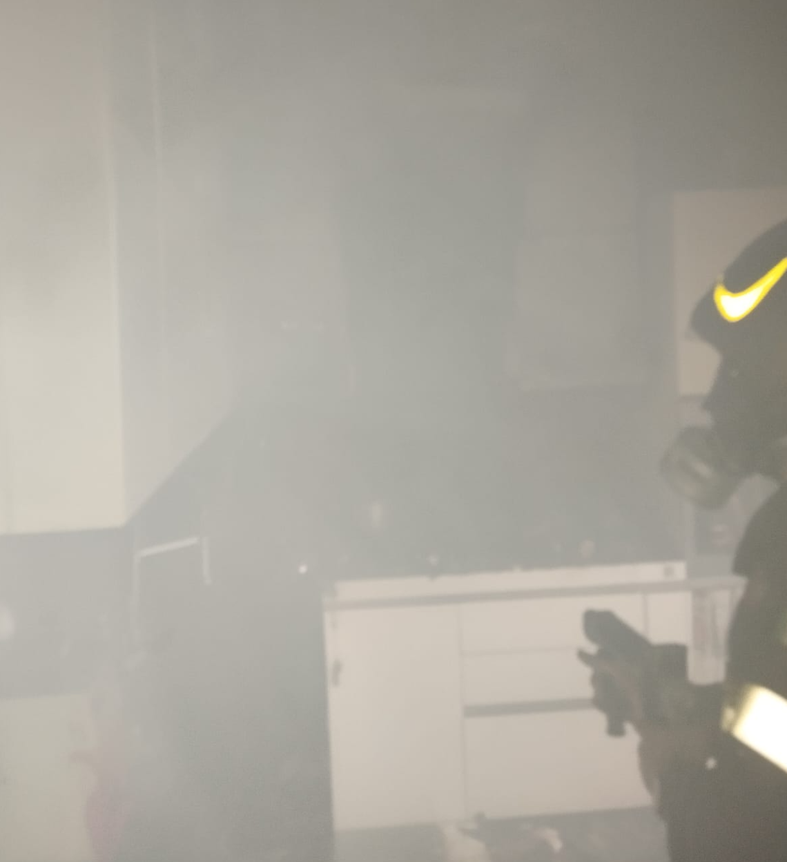 Incendio nella notte, madre e figlio salvati dai vigili del fuoco 