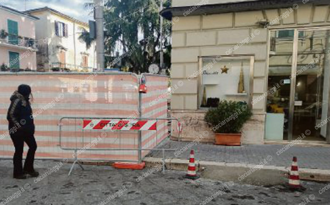 Nuovi scivoli per il cantiere: ma le auto li bloccano 