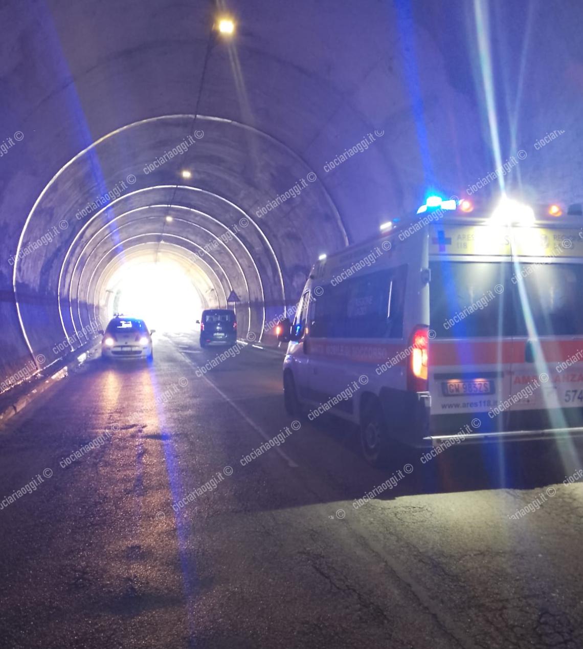 Pedone investito nel tunnel di viale Roma: soccorsi sul posto