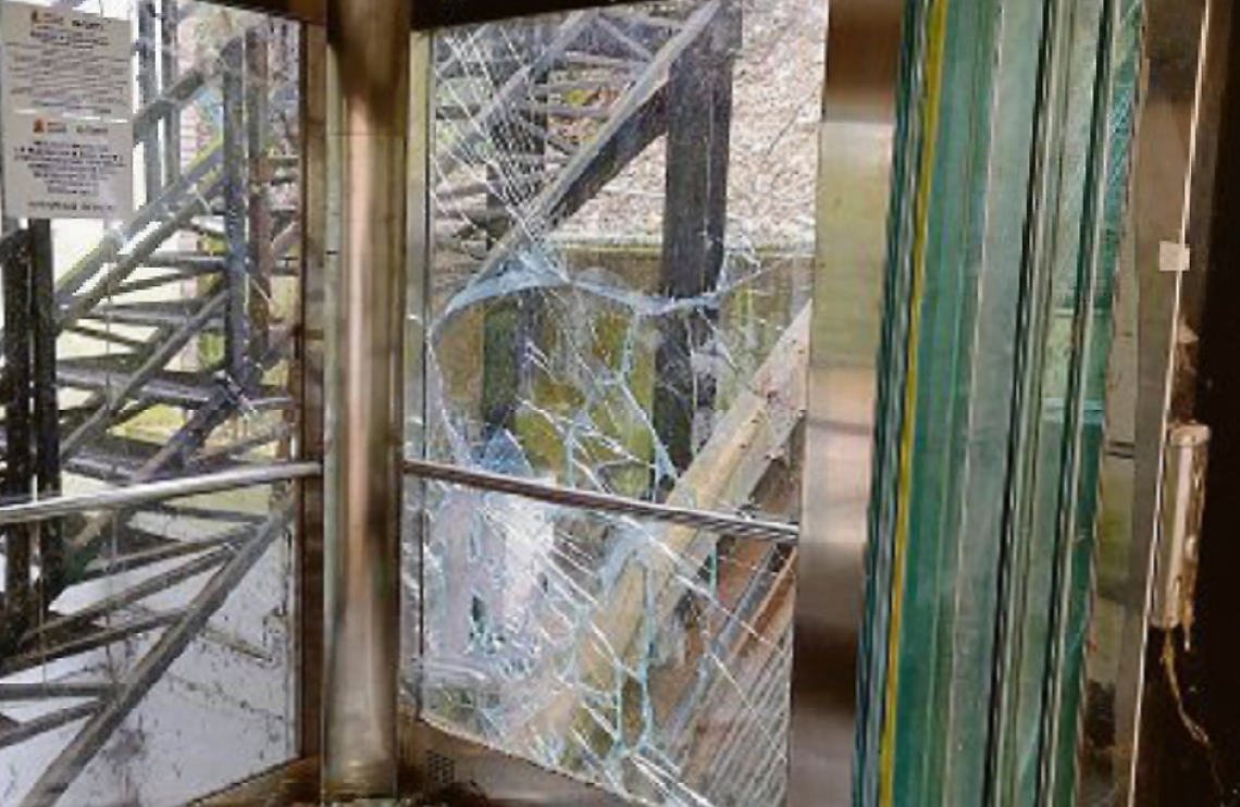 Ascensore inclinato preda del  degrado