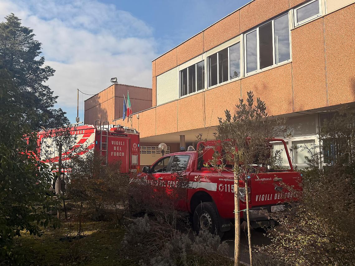 Scoppia un incendio a scuola: sul posto i vigili del fuoco