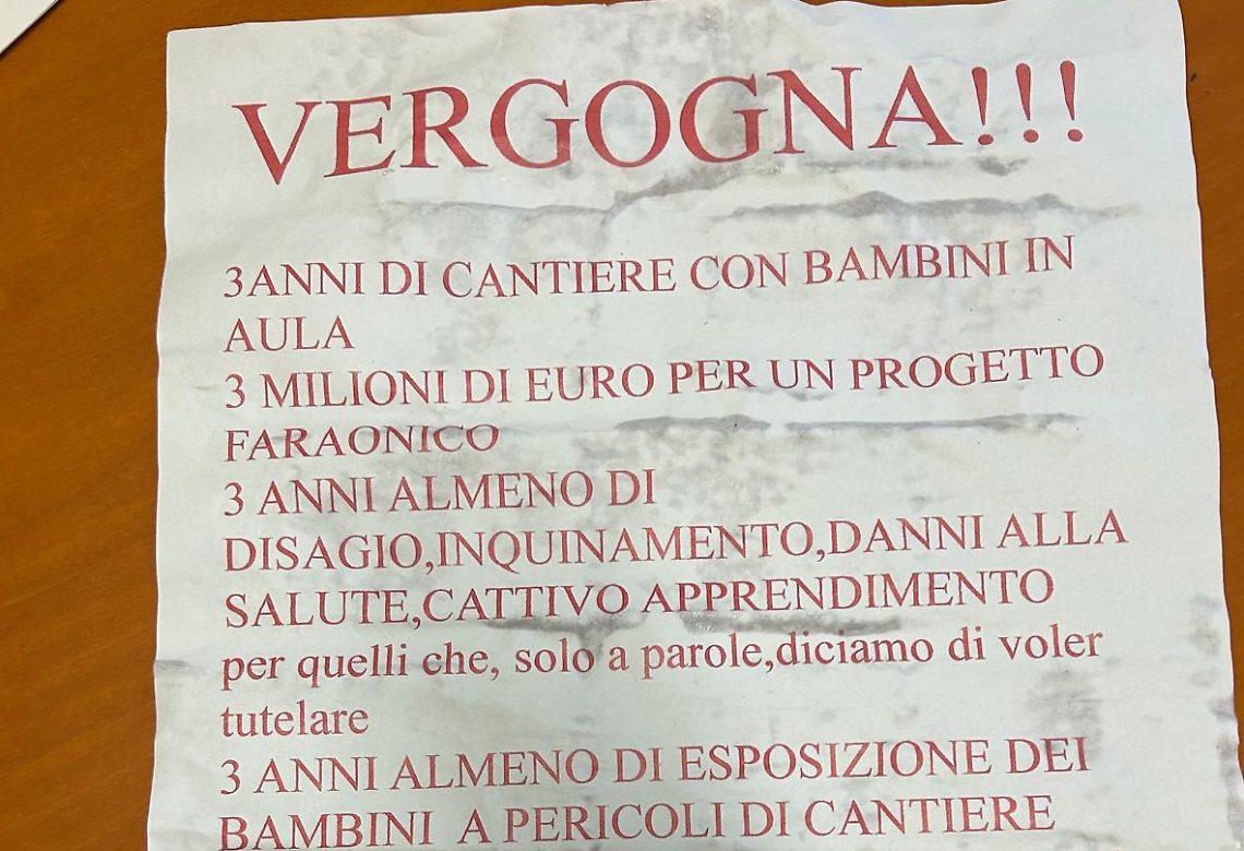 Manifesti contro il cantiere adiacente alla scuola: individuato l'autore
