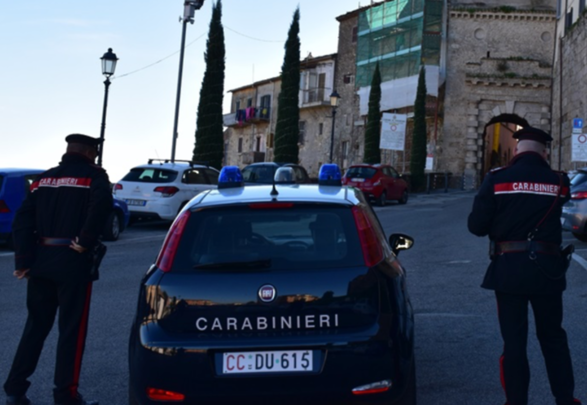 Viola l'obbligo di dimora e finisce ai domiciliari