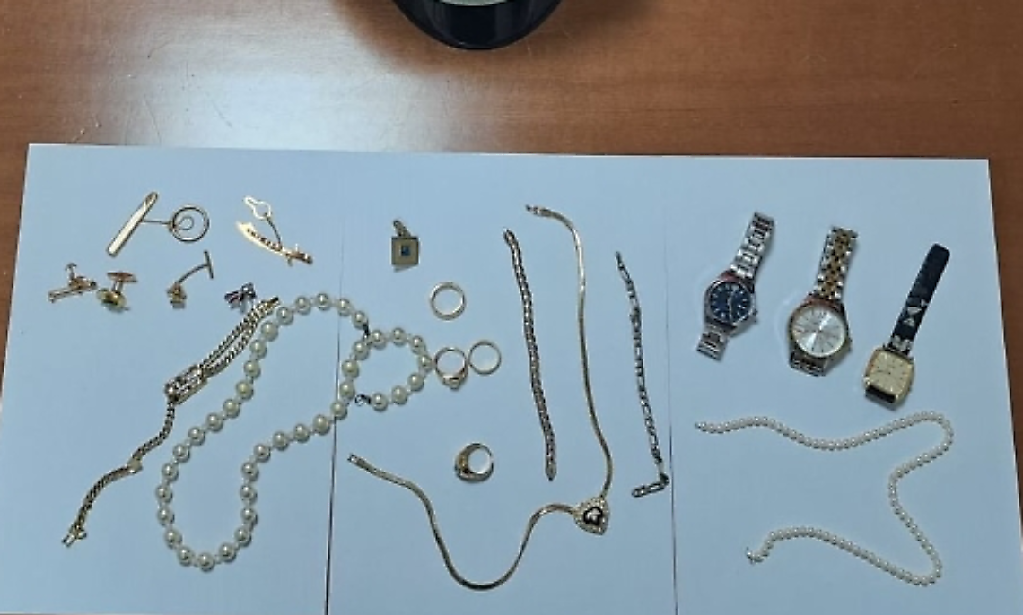 Truffano un'anziana e fuggono in auto: arrestati