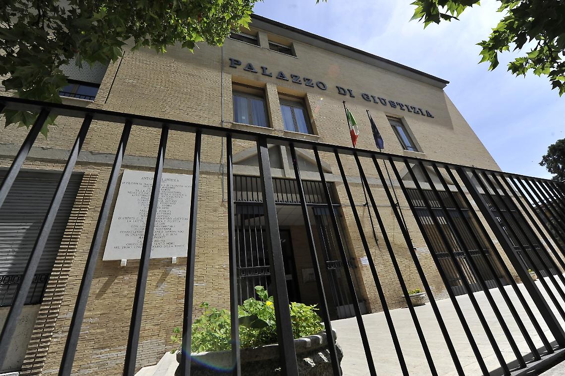 Cani legati con catene troppo corte e lasciati senza cibo e acqua: condannato il proprietario