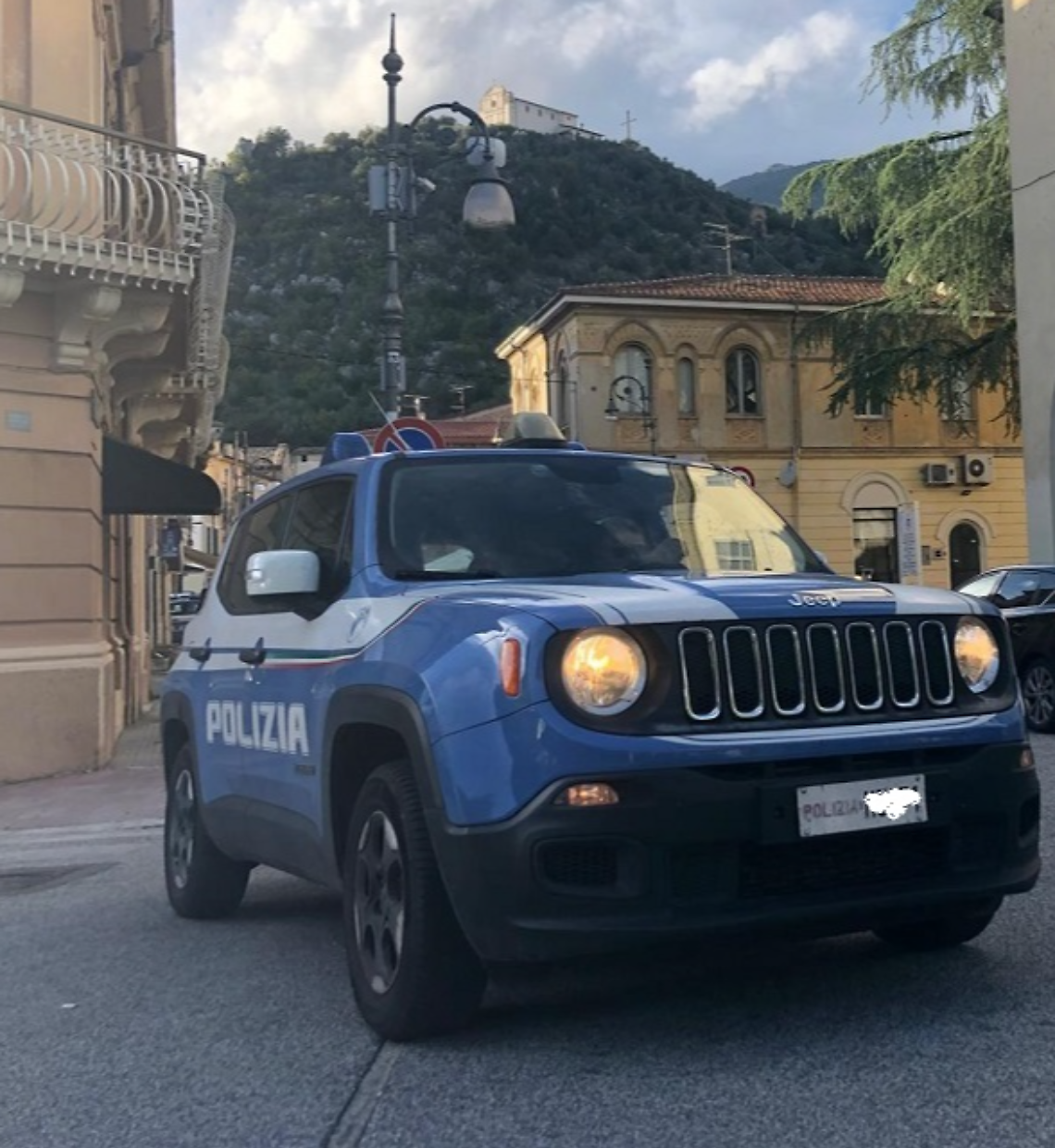 Rimuove da solo il braccialetto elettronico: denunciato 