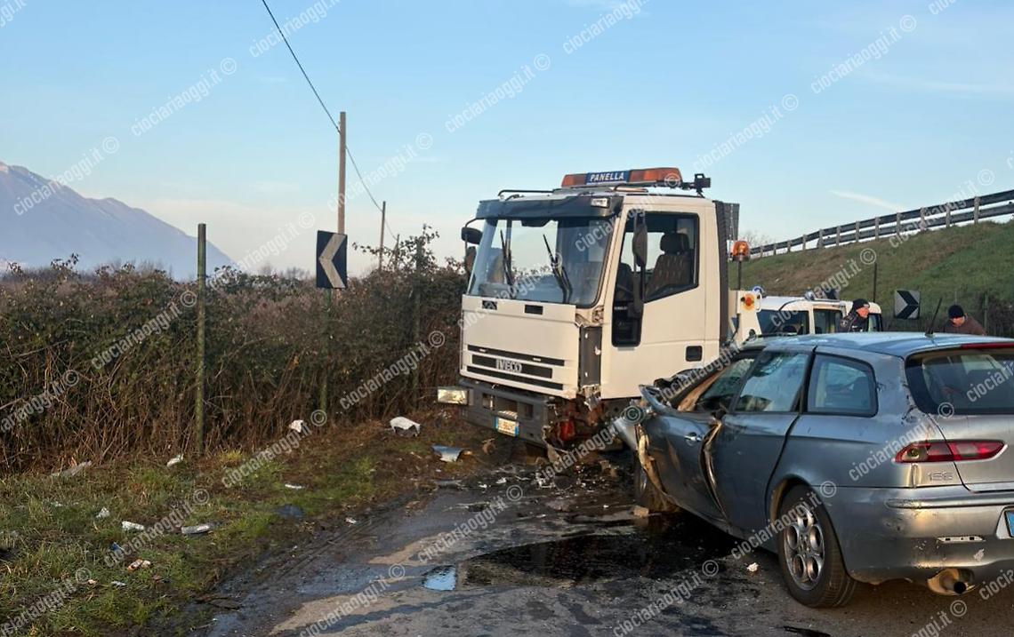 Scontro fra un'auto e un camion: feriti in codice rosso