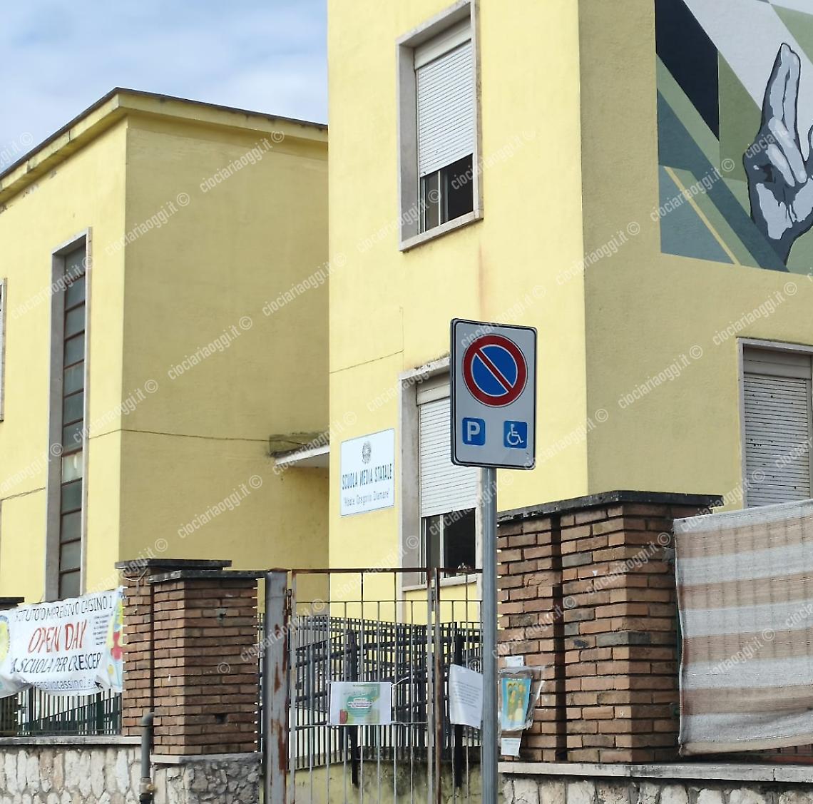Manifesti abusivi alla scuola Pio Di Meo: scontro tra opposizione e sindaco sui lavori