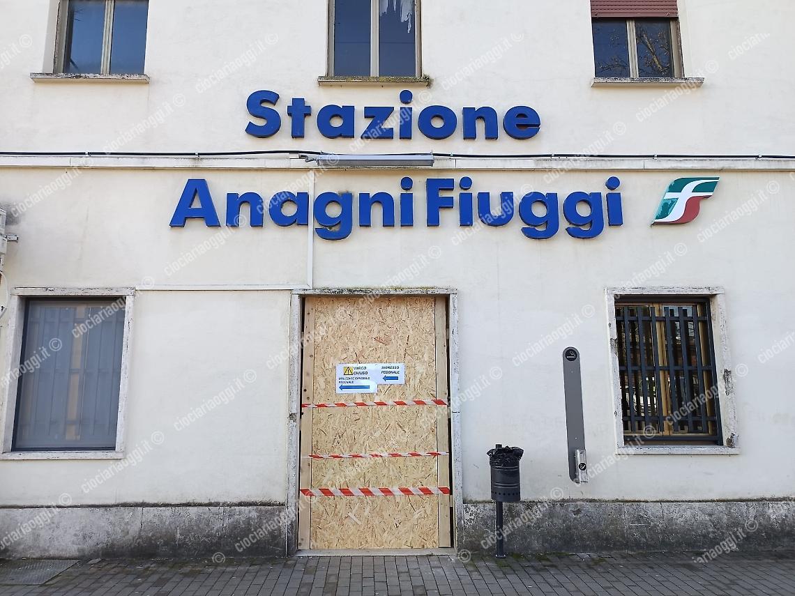 Stazione, ingresso chiuso con un pannello di legno: degrado e sicurezza a rischio