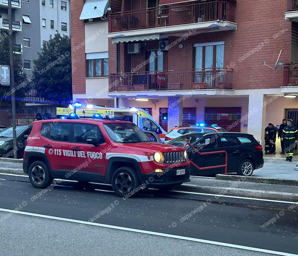 Un uomo cade dal balcone ai Cavoni: soccorsi sul posto