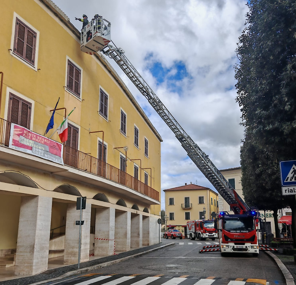 Cornicione pericolante all'Istituto Tecnico Economico di Ceprano: intervengono i vigili del fuoco 