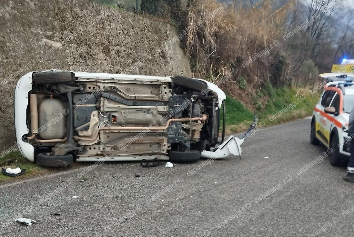 Si ribalta l'auto: due ragazzi in ospedale