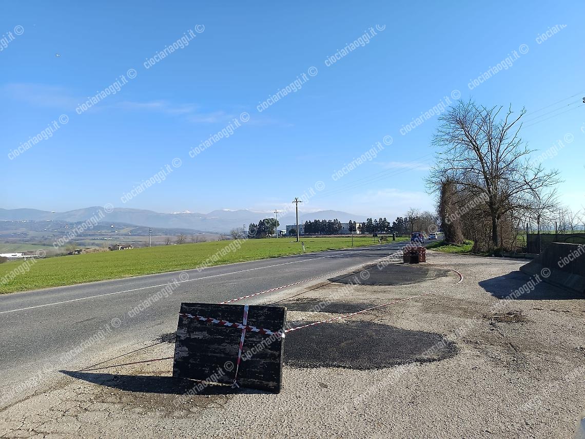 Dopo mesi di degrado, sistemate le voragini sulla Via Casilina