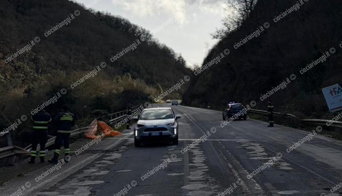 Paura sulla superstrada: un masso finisce sulla carreggiata