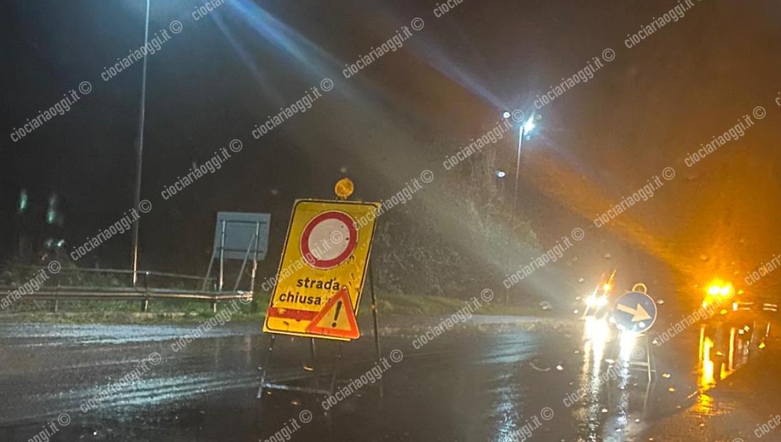 Masso sulla carreggiata: chiusa la superstrada 630