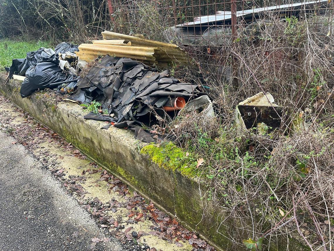 Rubano attrezzature e abbandonano rifiuti pericolosi: doppio danno in un deposito