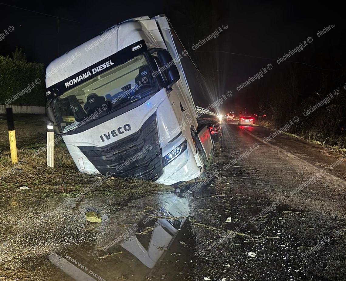 Incidente sulla Morolense: esce fuori strada un camion
