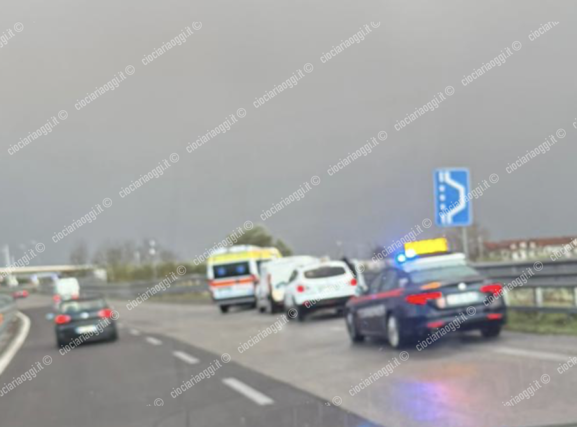 Incidente tra tre auto sulla superstrada. Sul posto il 118