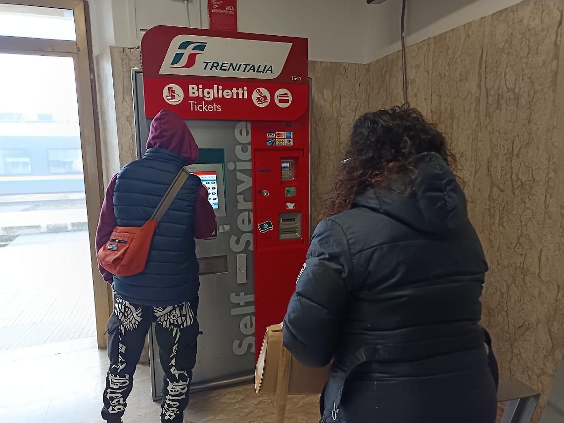 Stazione, le macchinette per i ticket non funzionano. Pendolari disperati