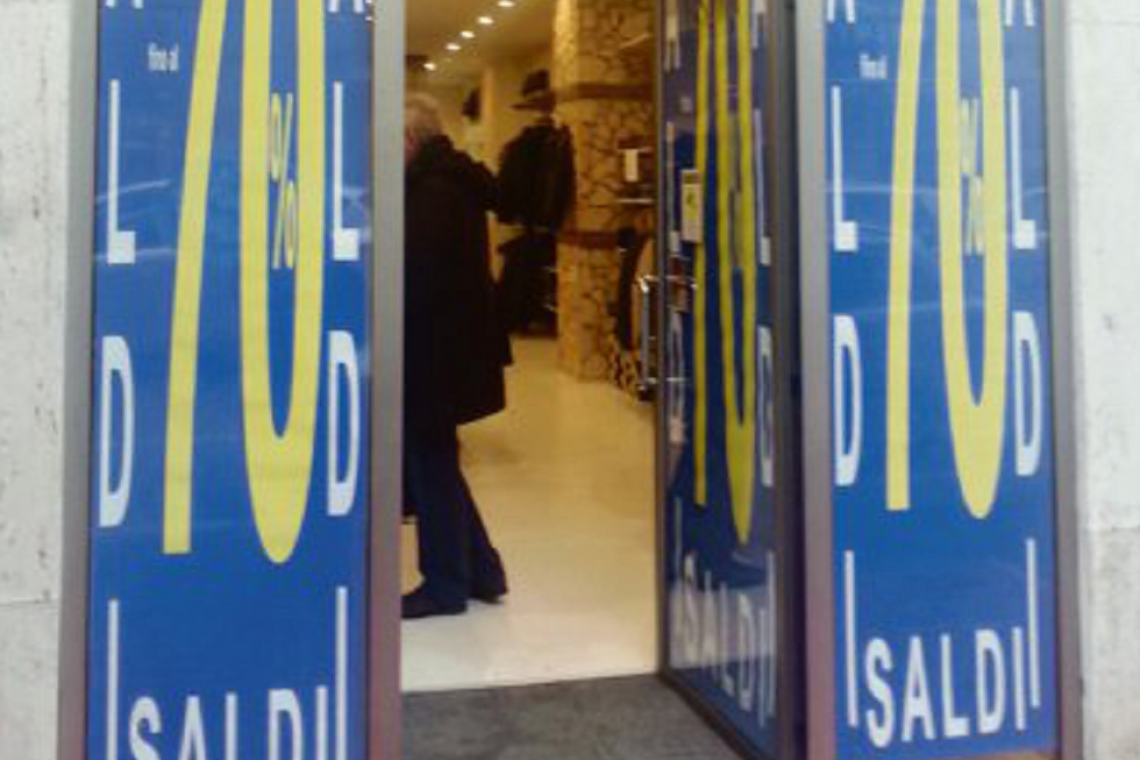 Crisi, vendite a picco. Ecco le strategie per aiutare il commercio 