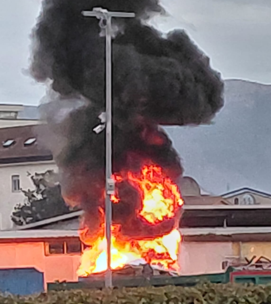 Sora, rogo all&rsquo;eco centro: nube nera visibile per chilometri