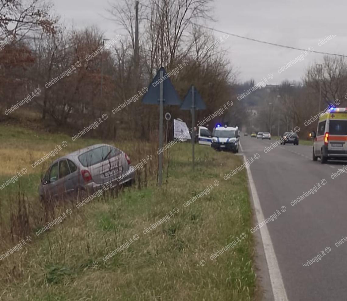 Perde il controllo dell'auto ed esce fuori strada: paura in via Saragat 