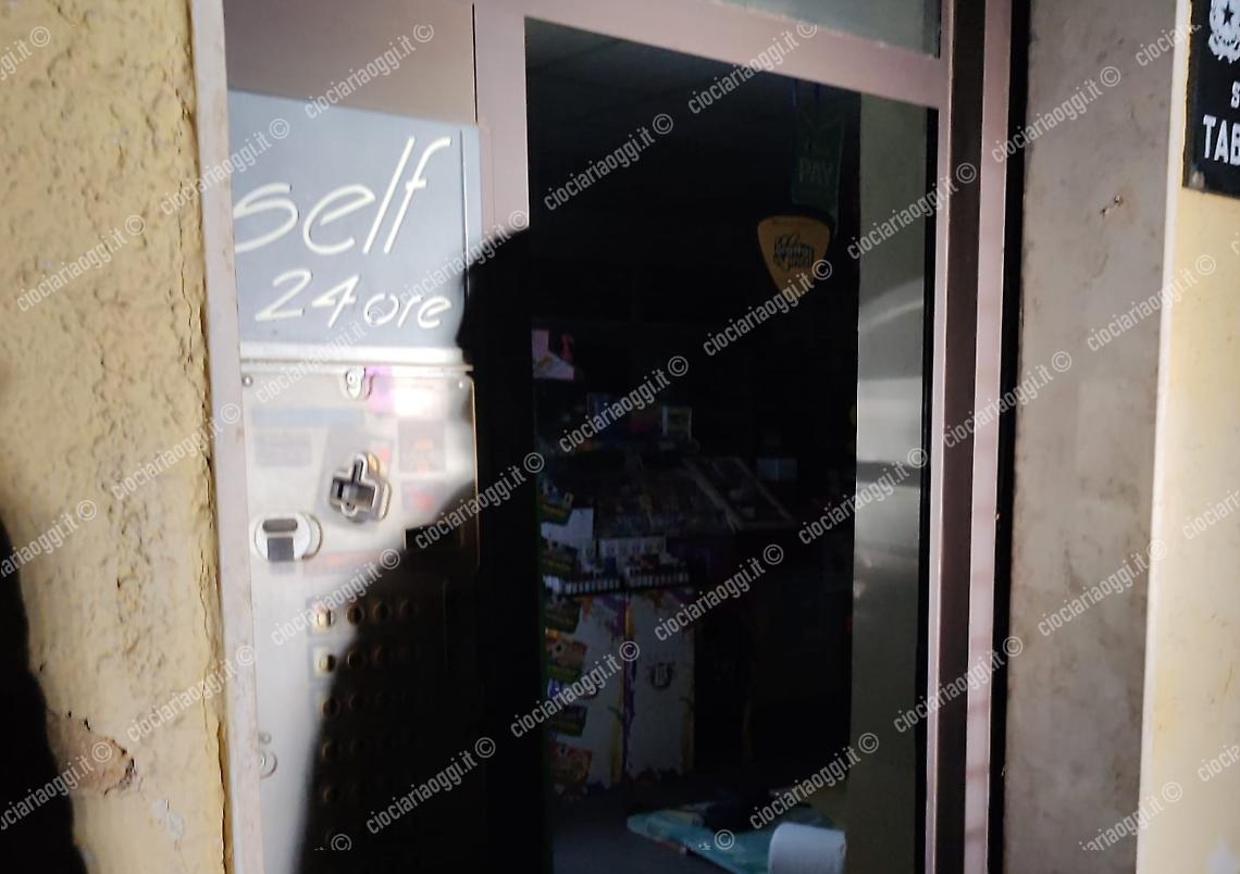 Furto di sigarette e gratta e vinci: ladri in fuga