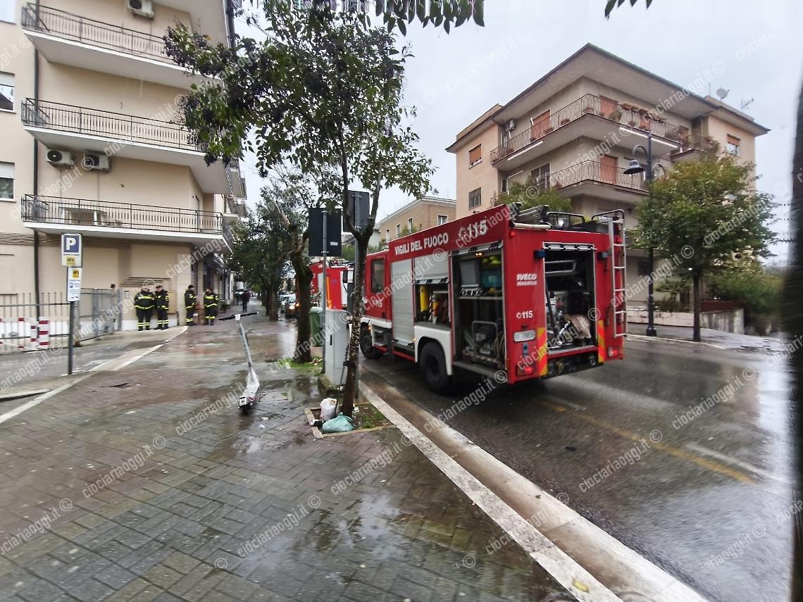 Fiamme in un appartamento, paura per sette studenti 