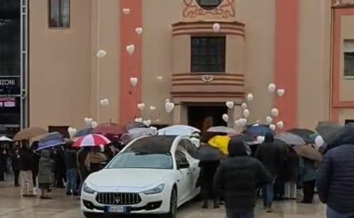 Commosso addio alla diciassettenne morta dopo un volo dal terrazzo