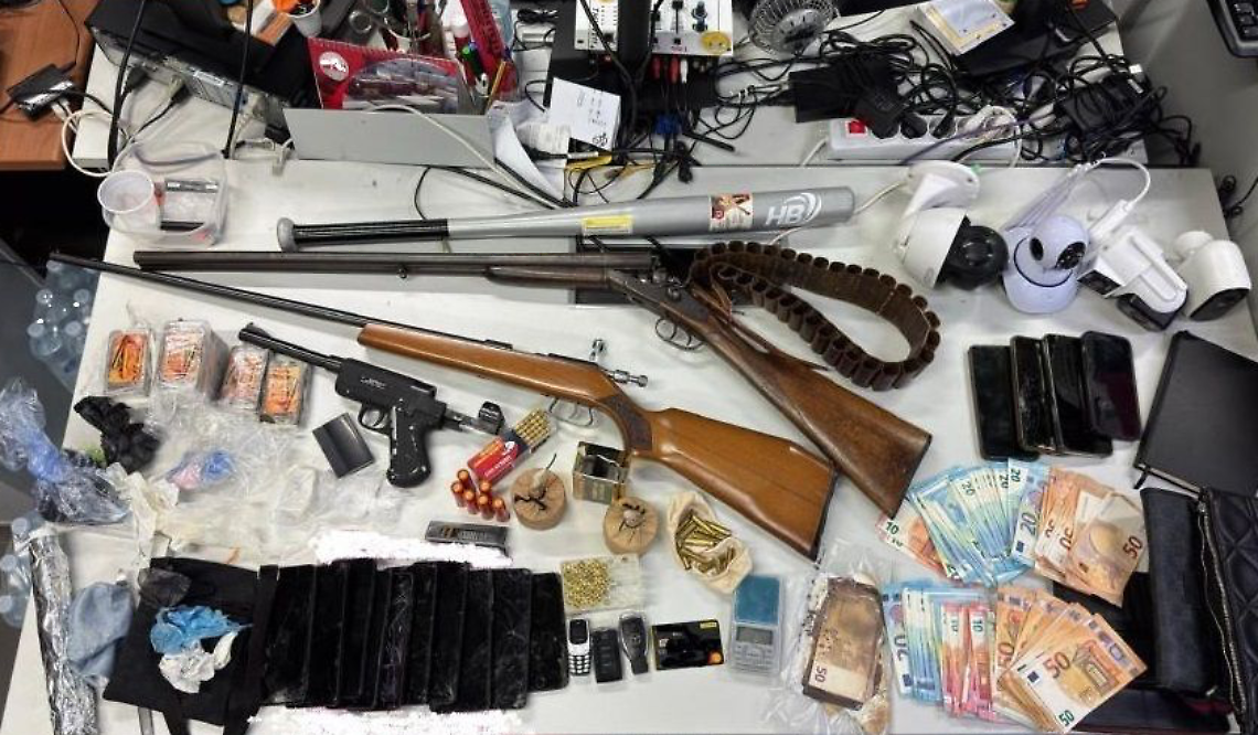 Armi e droga dopo una perquisizione: un uomo arrestato e due denunciati