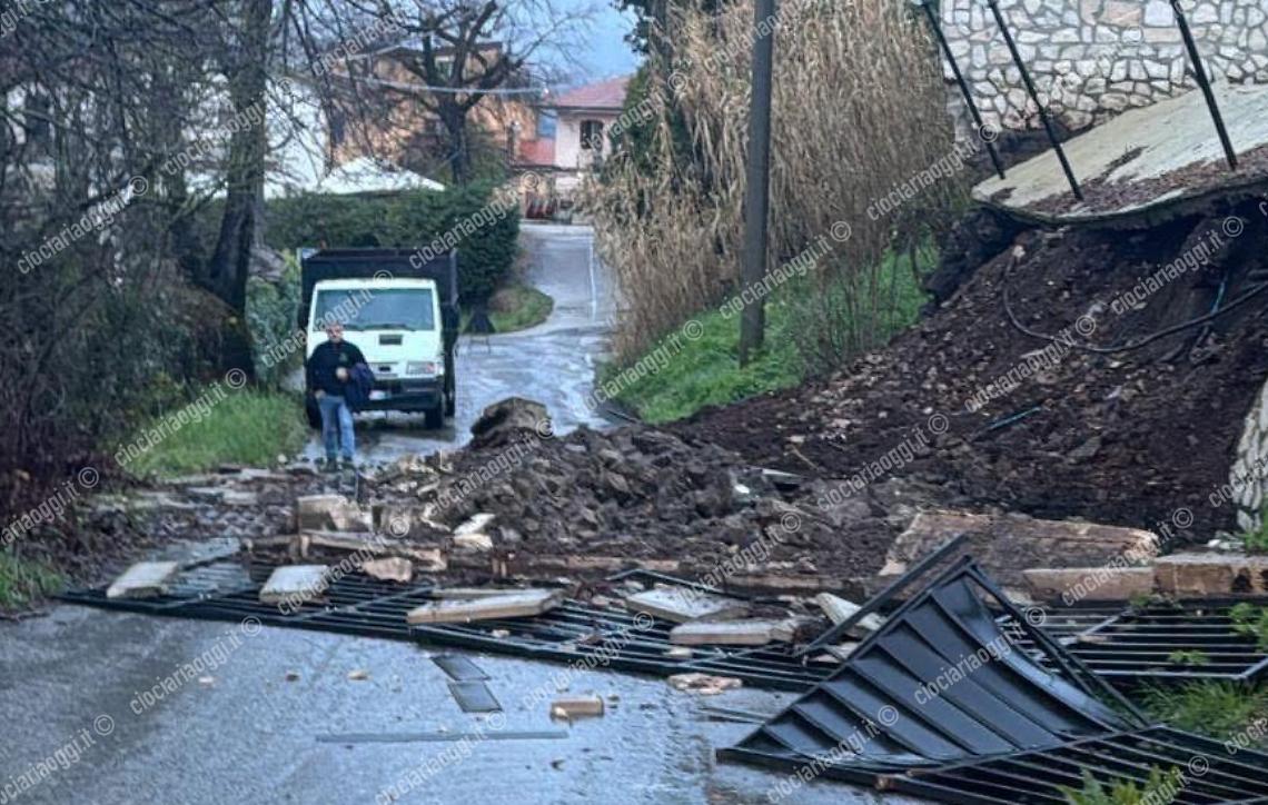 Frana lungo la provinciale: chiusa la strada