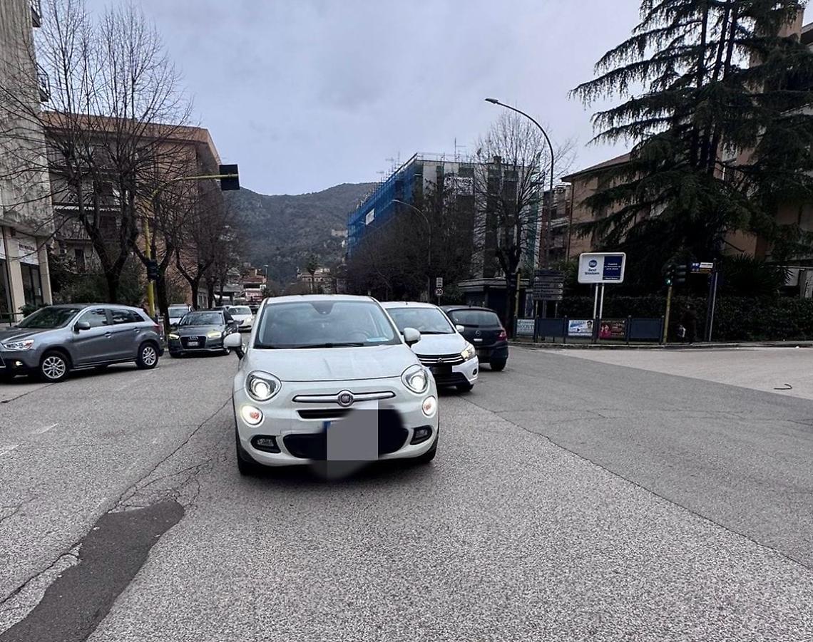 Anziano investito in pieno centro