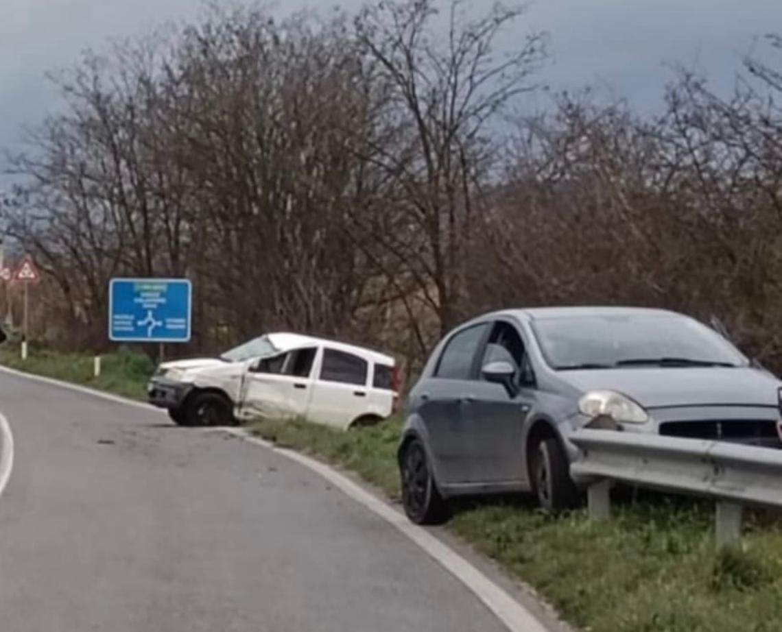 Paura sulla Casilina: scontro tra due auto