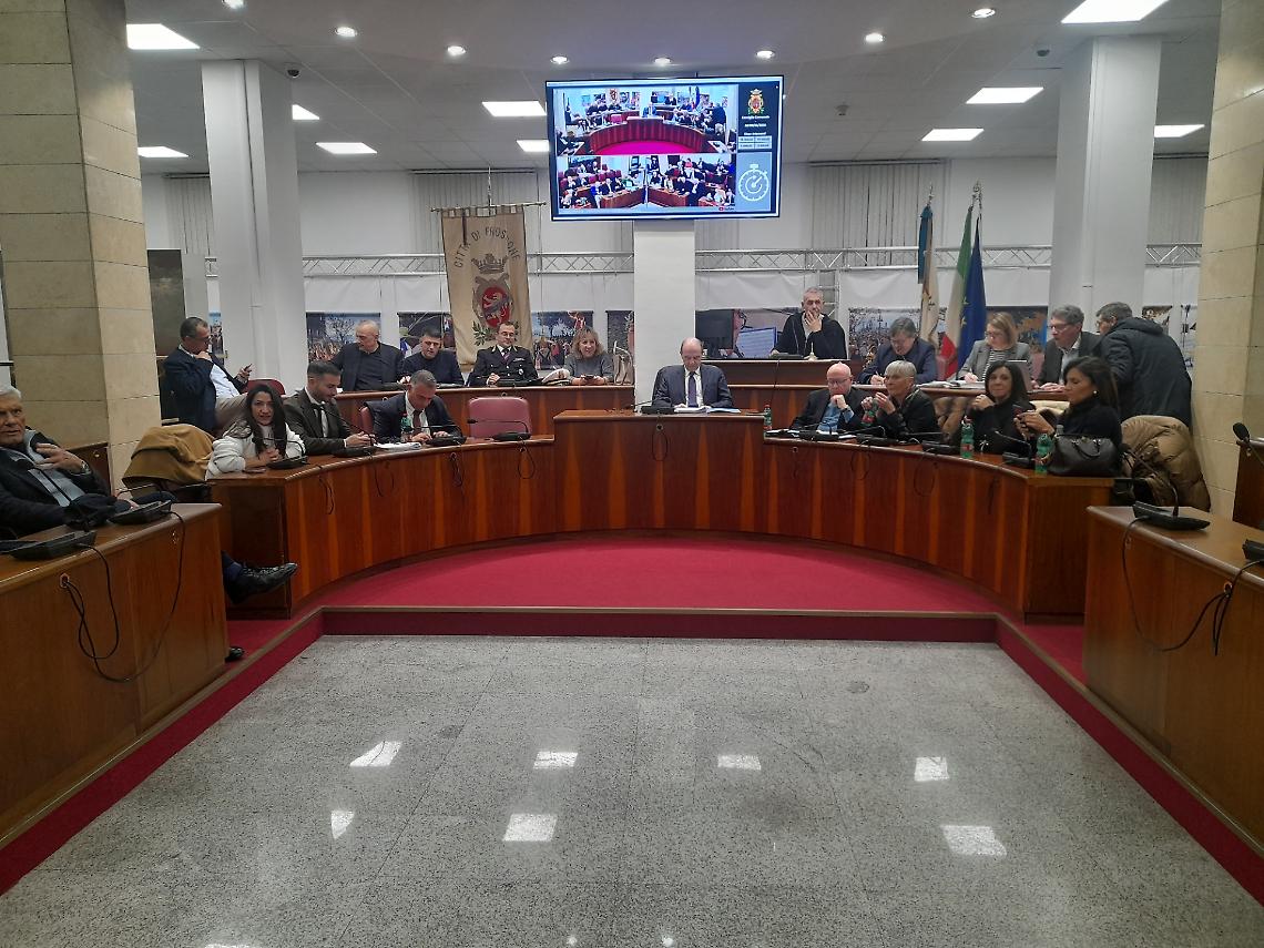 Baraonda politica in consiglio comunale. La maggioranza tiene per forza