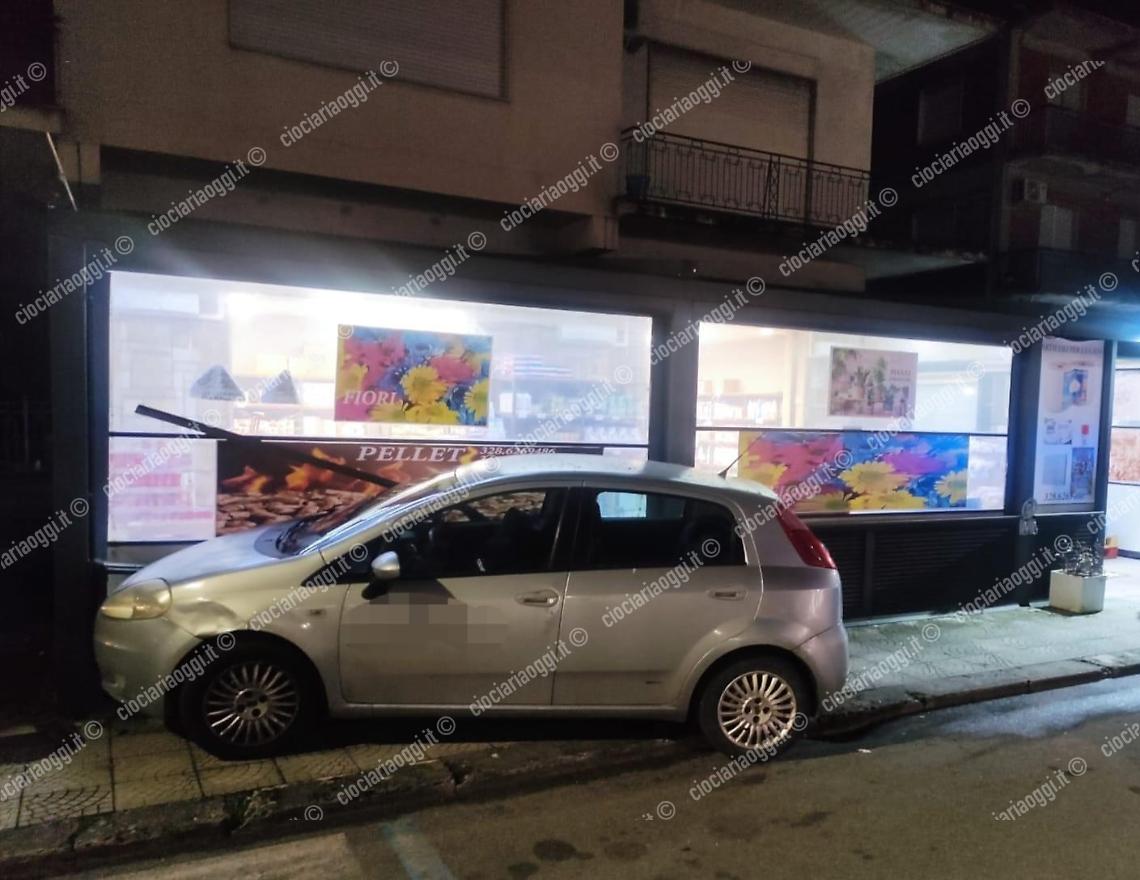 Paura in via Napoli: perde il controllo dell'auto e finisce contro una vetrina